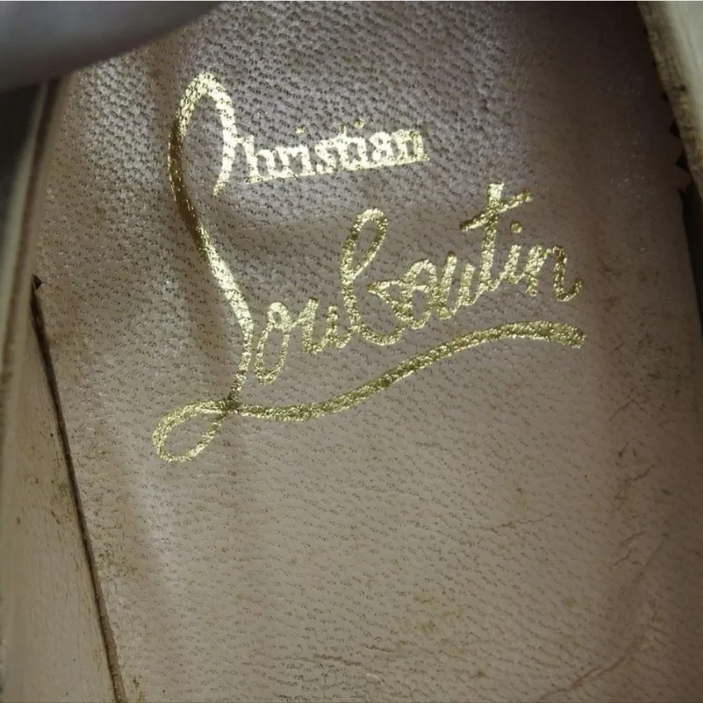 CHRISTIAN LOUBOUTIN Light Cream Off-White Round Toe‎ Pump Size 6.5